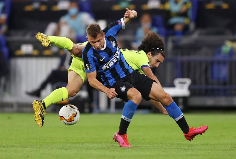 Getafe's Marc Cucurella in action with Inter Milan's Nicolo Barella in Veltins-Arena, Gelsenkirchen, Germany, August 5. Pool via REUTERS/Lars Baron